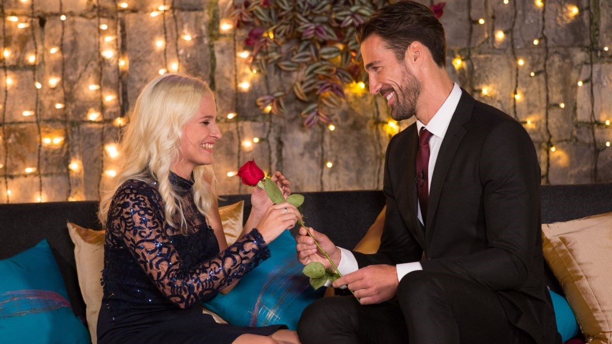 Pogledajte kakve fotke objavljuje Daisy koja je Gospodinu Savršenom dala križ